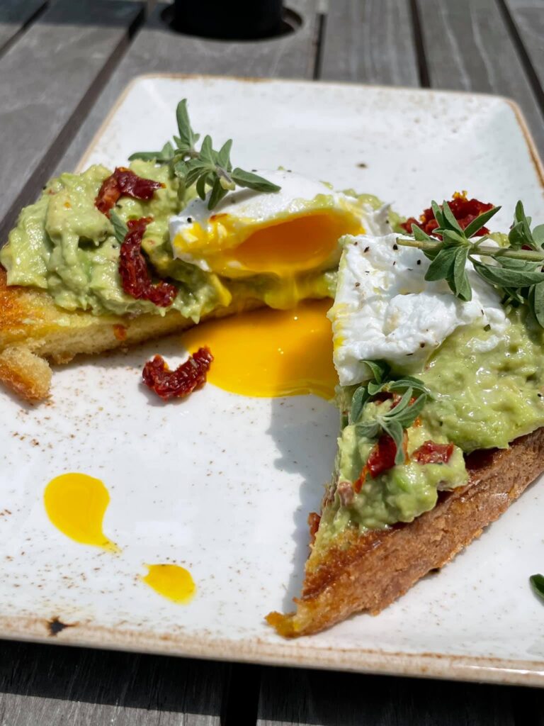 avocado toast with egg