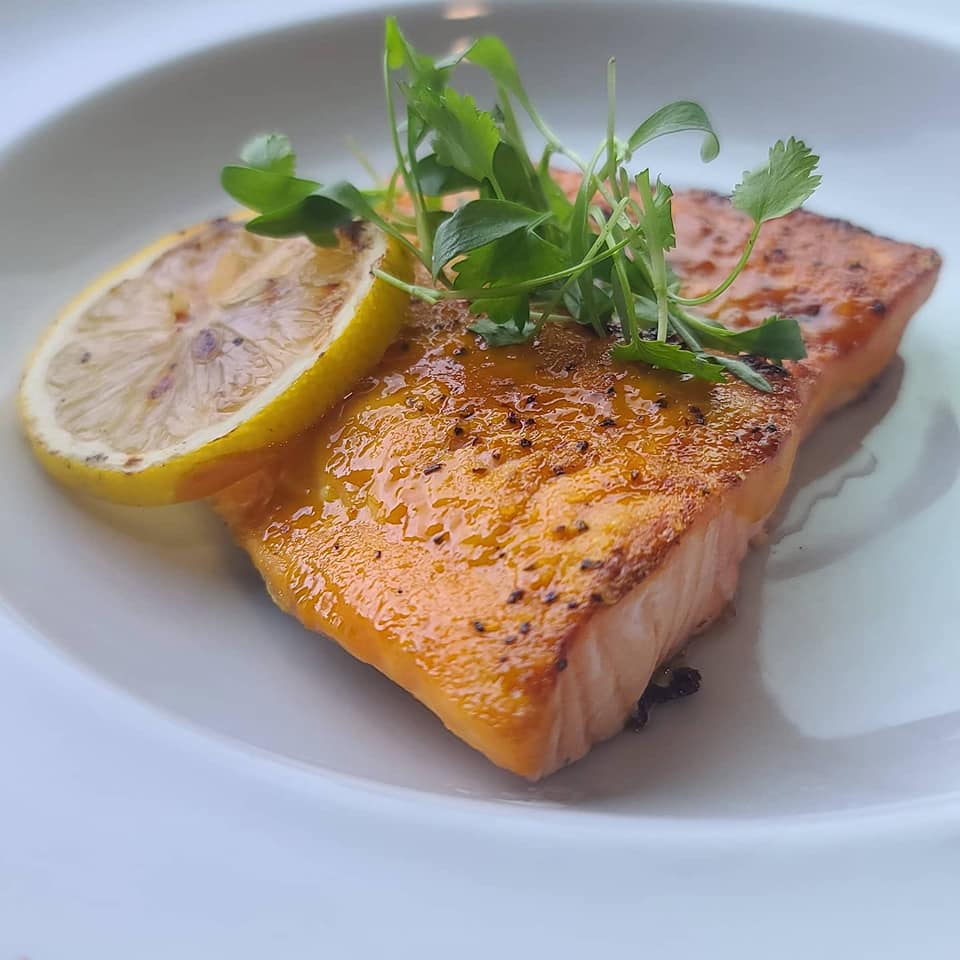 grilled salmon with fresh lemon