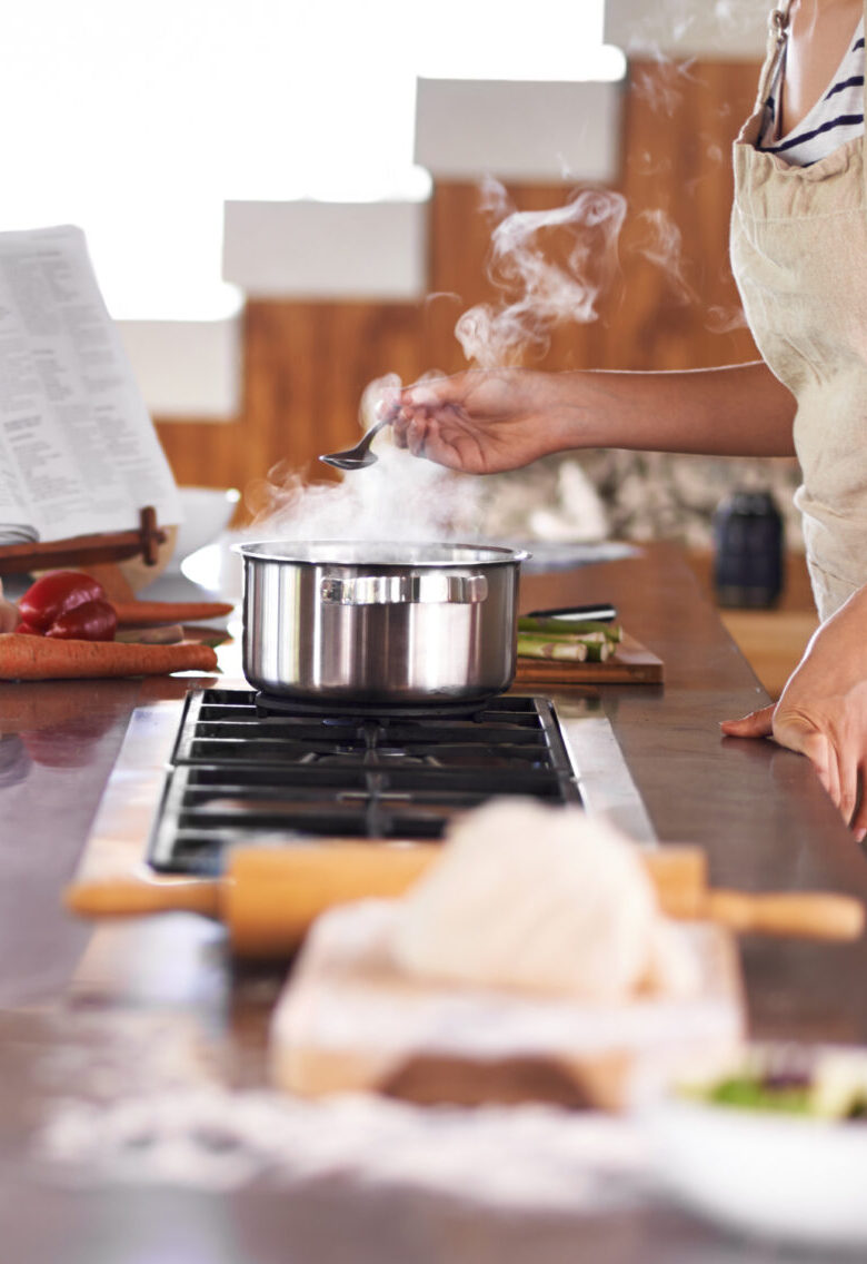 Young woman cooking in a kitchenhttp://195.154.178.81/DATA/i_collage/pi/shoots/783587.jpg